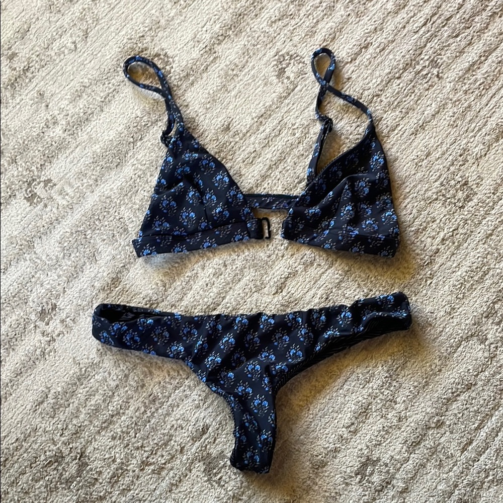 Acacia set in Wisteria